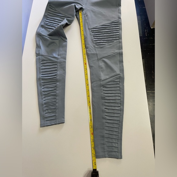 Alo Moto Leggings Womens M Gray High Rise Biker Panel Moto‎ Yoga Athletic Pants - Picture 4 of 5